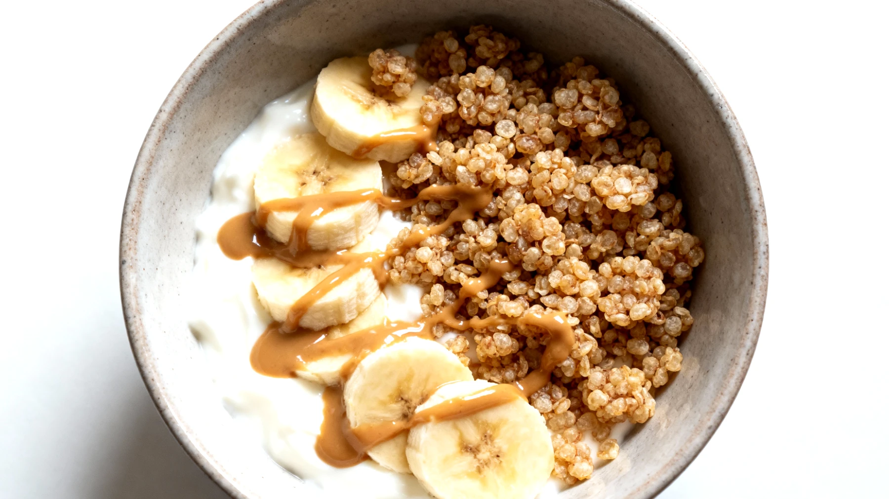 Amaranto soffiato con yogurt greco, banana e burro di mandorle"