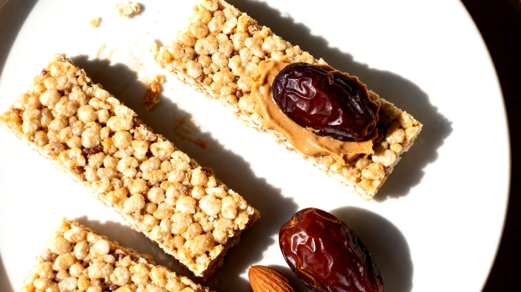 Barrette di amaranto soffiato con burro di mandorle e datteri"