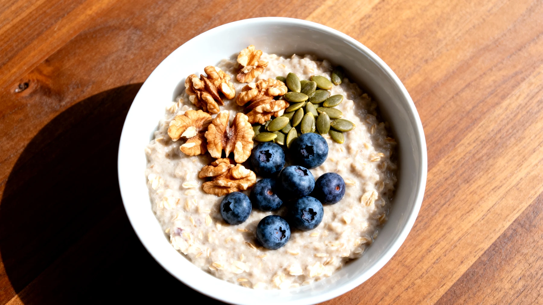 Porridge di avena con noci, semi di zucca e mirtilli"