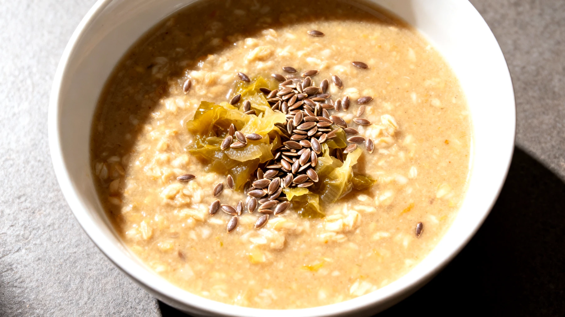 Zuppa di avena salata con semi di lino e verdure fermentate"